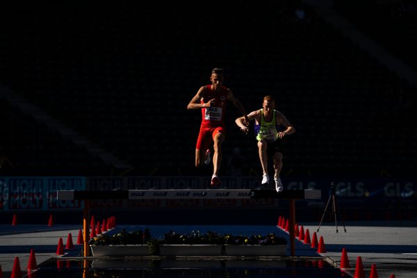 Karl Bebendorf (Dresdner SC 1898) und Frederik Ruppert (SC Myhl LA) ueber 3000m Hindernis waehrend der deutschen Leichtathletik-Meisterschaften im Olympiastadion am 26.06.2022 in Berlin